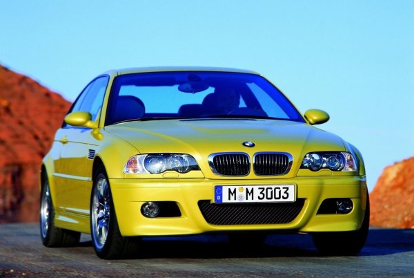 E46 M3 от 2000-2006 е един от най-добрите BMW M автомобили, правени някога. Той беше и опитно зайче за подобреното второ поколение автоматизирана ръчна скоростна кутия на BMW: Sequential Manual Gearbox (SMG). На хартия SMG беше революционен за епохата. Тя използваше компютърно управляван съединител, който превключваше предавките за 80 милисекунди. В действителност обаче карането му в трафик означаваше тромаво и неприятно преживяване.

SMG беше по същество ръчна скоростна кутия с прикрепен робот, което правеше колата с 8 кг по-тежка. Въпреки това, шофьорите имаха по-големи проблеми с това, че тя не позволяваше агресивно изстрелване, за да се защитят компонентите на съединителя. В ръчен режим обаче нещата се променяха драстично и се налагаше намалява на газта, за да се справите с цялата мощност.
