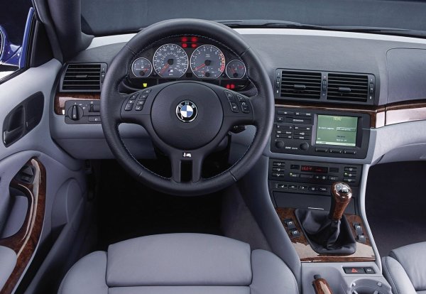 Времето за ускорение до 100 км/ч със SMG е около 4,8 секунди. За разлика от това, добре управляван M3 с шестстепенна ръчна скоростна кутия можеше да достигне 100 км/ч за едва 4.5 секунди. Ръчната беше по-бърза, защото позволяваше на водача да регулира съединителя с минимално превъртане на колелата при стартиране. При SMG скоростната кутия имаше замисляне, което води до неправилно нагласени превключвания и драматични забавяния при превключването нагоре. 