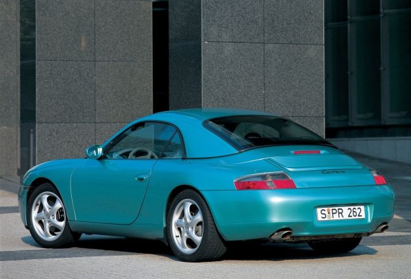 Преди легендарната скоростна кутия PDK (Doppelkupplung), Porsche имаше автоматичната скоростна кутия Tiptronic. През 1999, ако искахте Porsche 911 с автоматична скоростна кутия, получавахте петстепенна скоростна кутия (или четиристепенна в началото на 964/993) с бутони за смяна на волана. По никакъв начин обаче Tiptronic не се усещаше като подобрение в производителността, когато вместо това можеш да вземеш шестстепенна ръчна скоростна кутия.

Porsche 911 от 1999 с ръчна скоростна кутия можеше да ускори до 100 км/ч за 4.9 секунди. При версията с Tiptronic времето беше секунди. Това е значителна разлика за това, което трябваше да бъде спортен автомобил от най-висок клас. През 90-те ръчните скоростни кутии на Porsche имаха по-дълги предавателни числа, за да преминат тестове за шум и емисии. Въпреки това, Tiptronics бяха толкова неефективни, че ръчните машини лесно ги превъзхождаха по ускорение.
