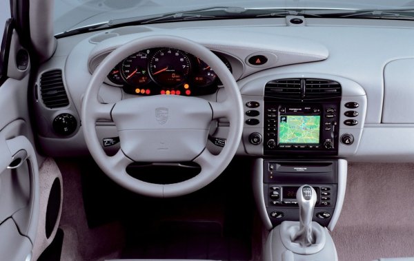 Tiptronic беше по същество въртящ момент конвертор с възможност ръчно да превключва предавките чрез бутони на волана. Просто не можеше да се справи с 3,4-литровия шестцилиндров боксер. Дори в ръчен режим, автоматично превключваше нагоре близо до червената линия, за да защити двигателя, или след известно време се връщаше на автоматична. По това време автоматичните модели на Porsche нямаха скоростта и директното включване на ръчните до появата на модерната скоростна кутия с двоен съединител PDK.