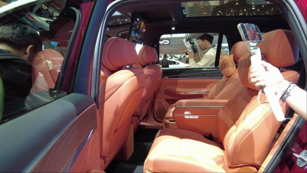 Интериорът на BYD Great Tang