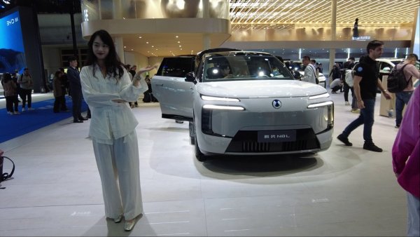 Denza N8L, нов plug-in хибриден кросоувър от премиум марката на BYD, която също очакваме у нас. Мощността тук е 925 коня, идващи от двулитров бензинов двигател и три електромотора