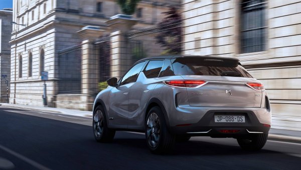 Опитът на PSA да създаде свой премиум бранд отначало тръгна доста вяло, вероятно защото гамата се състоеше на практика от ситроени с по-скъпа тапицерия. Но сега компанията си има два собствени модела - DS7 и DS3 Crossback, и очаква изцяло нов седан догодина. Продажбите все още са скромни - 53 000 коли през 2018, но въпреки това DS е на печалба, тъй като продава автомобилите си с добър марж. По-скоро за момента е извън опасност. 

