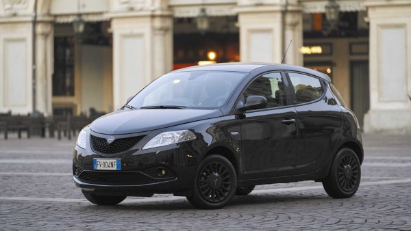 Някога това бе синоним на елегантност и лукс. Днес Lancia е сведена до един-единствен модел - Ypsilon, на базата на Panda, и до един-единствен пазар - италианския. Там обаче компанията се справя добре. Миналата година пласира 48 000 автомобила, а през тази вече надхвърли 55 000 продажби, повече от Alfa Romeo. Именно към Lancia е насочено изказването на Тавареш, че славната история е изключително ценен актив. По странен начин тъкмо фактът, че Lancia отдавна не се продава по света, й дава по-добри шансове да започне на чисто. Но въпреки това оцеляването на марката съвсем не е сигурно. 
