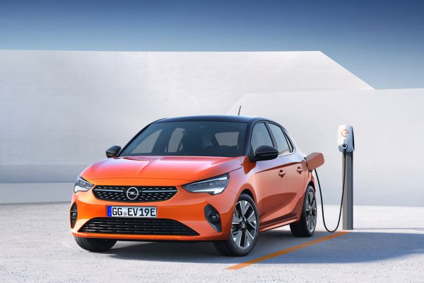 Германската компания прави първия си автомобил през 1899, но още през 1927 е откупена от General Motors и превърната в европейския плацдарм на американския гигант. През следващите осем десетилетия обаче Opel е почти неизменно на загуба, докато GM не го продаде на PSA. Едва година по-късно Тавареш вече бе извел компанията на печалба. Миналата година Opel продаде 1.04 млн. автомобила, през тази ще има минимален спад. Предстои радикална подмяна в моделната гама, особено при ключови модели като Astra, Insignia и Mokka X, които трябва да минат на платформи на PSA. Занапред всички модели ще имат електрически версии. 
