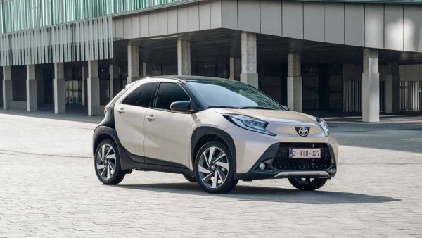 Малък, но все пак с 5 врати, Toyota Aygo X печели място в тази класация благодарение на средния си WLTP разход от 4,8 л/100 км и цена в този случай под 20 000 евро.

Двигателят на Aygo X е 1.0 VVT-i - 3.цилиндров атмосферен бензинов мотор с мощност 72 к.с. и 93 Нм, който предава движението към предните колела посредством 5-степенна механична скоростна кутия. Максималната скорост е 158 км/ч, а ускорението до 100 км/ч от място става за 14,9 секунди. 35-литровият резервоар осигурява теоретичен пробег от 729 км.
