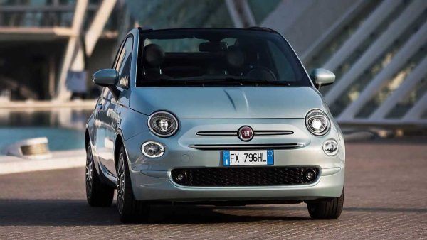 Трето място заема вторият &bdquo;италианец&ldquo; в списъка - Fiat 500, който в своя бензинов &bdquo;мек&ldquo; хибриден вариант може да се похвали с отличен комбиниран разход на гориво от 4,6 л/100 км.

Малкият автомобил с три врати използва 1,0-литров, 3-цилиндров атмосферен &bdquo;мек хибрид&ldquo; със 70 к.с. и 92 Нм, за да достигне 167 км/ч и да ускори до 100 за 13,8 секунди. Скоростната кутия е 6-степенна механична, а 35-литровият резервоар предлага теоретичен пробег от 760 км.
