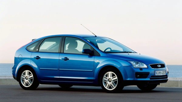 Години на производство: 1995-2021

На кои автомобили се монтира: Ford B-Max, EcoSport, C-Max, Fiesta, Focus, Fusion, Ka, Mondeo, Puma; Mazda 2, 3; Volvo: C30, S40, V50

Среден пробег до сериозен ремонт: 100 000 км

Основни проблеми: оси на диференциала, лагер на първичния вал

Скоростната кутия на Ford IB5 има редица слаби места, които могат да създадат много проблеми на собствениците на Focus, както и на автомобили Volvo и Mazda на същата платформа. Макар че при по-леки и по-малко мощни модели, като например Ford Fiesta, тази ръчна скоростна кутия издържа по-дълго.

Уплътненията се износват и протичат, а понякога се повреждат след едва 100 000 км. По-сериозен проблем е ненадеждната ос на сателитите в диференциала. Тя може да се счупи при агресивно каране. Някои собственици са се сблъсквали с това вече на 80 000 км. Лагерът на първичния вал е друго слабо звено. Често започва да шуми след около 100 000 км.
