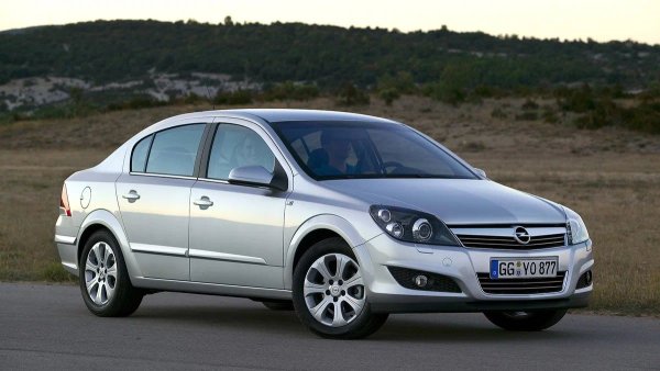 Един от основните недостатъци е ненадеждният диференциал. Той бързо се износва при автомобилите на тези собственици, които често буксуват в сняг или кал. Ситуацията не е по-добра с лагерите на вторичния вал: те се износват, повреждайки не само себе си, но и съседните части. Тези проблеми често се проявяват след 120 000 км.

Течовете на масло през уплътнения и гарнитури са почти неизбежни. Към това трябва да се добави скърцащият шум при превключване на предавки и капризната задна предавка, която понякога просто отказва да се включи. По едно време дилърите на Opel често извършваха гаранционни подмени на дефектни зъбни колела. При внимателна експлоатация F17 е способна да работи в продължение на 200 000 км, но не бива да се разчита на повече. 
