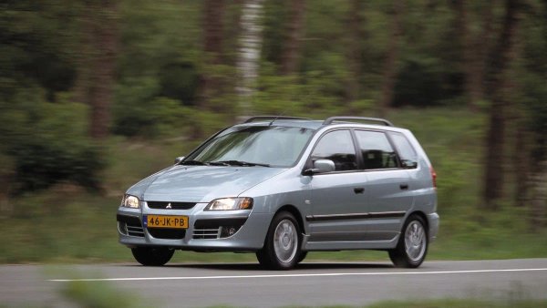 Години на производство: 1993-2003

На кои автомобили се монтира: Mitsubishi Colt, Lancer, Space Star, Carisma, Space Wagon

Среден пробег до сериозен ремонт: 120 000 км
Основни проблеми: лагери, износване на синхронизаторите, течове от уплътненията

Петстепенната ръчна скоростна кутия F5M4 се инсталира в доста модели - от компактните Colt и Lancer до минивана Space Wagon. И ако се справя горе-долу уверено с двигатели до 1,6 литра, то при по-мощните слабите й места бързо стават очевидни.
