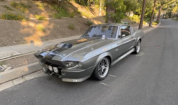 В Лос Анджелис беше открит изоставен Ford Mustang Shelby Eleanor от 1967 година. Това е автомобилът, който участва в култовия филм "Да изчезнеш за 60 секунди" с Никълъс Кейдж и Анджелина Джоли. Многобройните бележки за неправилно паркиране, поставени на предното стъкло, показват, че спортната кола е била изоставена отдавна. Цената на запазен автомобил варира и може да достигне 400 000 долара.
