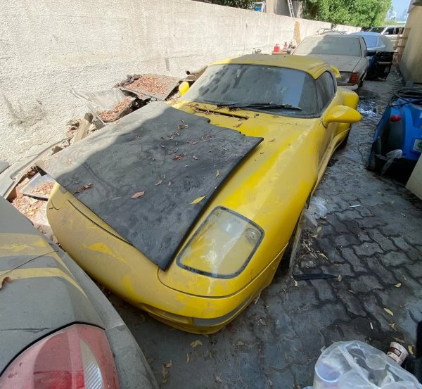 Друга страна с много изоставени коли е ОАЕ. Там законите са много строги и можеш да влезеш в затвора за дългове. Често фалиралите собственици на суперавтомобили захвърлят колите си по улиците и бягат в чужбина. Ето защо в ОАЕ можете да видите изоставен Gemballa Extremo Bi-Turbo. Само две от тези Porsche 911 с мощност 600 к.с. са произведени през 1997 г., а тази конкретна кола беше продадена на търг през 2023 година за 379 000 евро.
