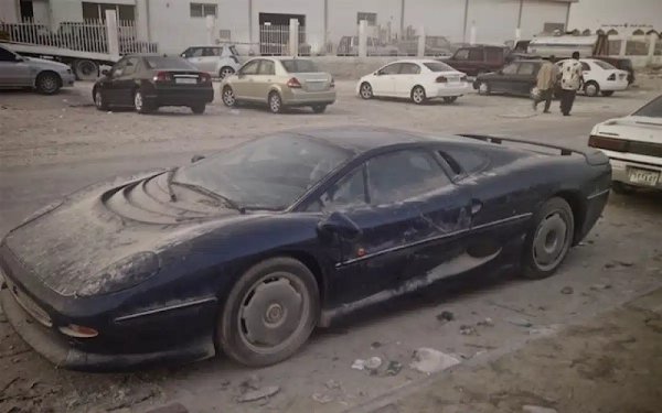През 2010 г. рядък суперавтомобил Jaguar XJ220 от 90-те на миналия век беше изоставен в ливанската столица Бейрут по неизвестни причини. Опростеното купе с V6 twin-turbo с мощност 550 к.с. някога беше най-бързата кола в света - достигайки 349 км/ч. Само 281 от тези модели са произведени, а средната цена на Jaguar XJ220 е 550 000 долара.
