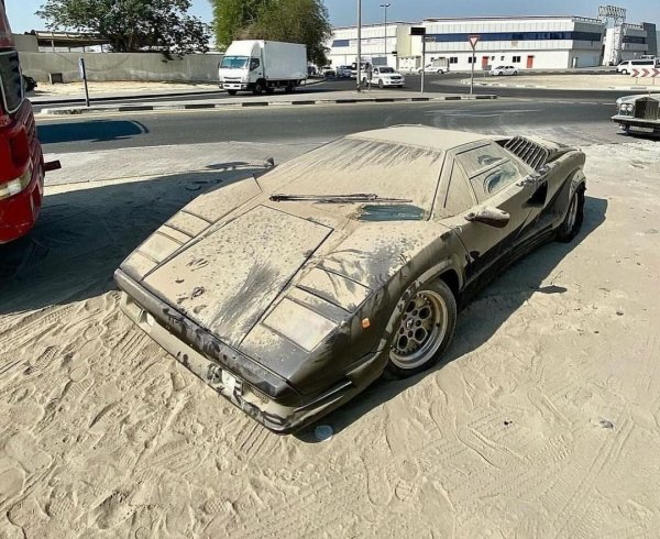 В ОАЕ емблематичният суперавтомобил Lamborghini Countach, с начална цена от 500 000 долара, беше забелязан на улицата. Изоставената кола е покрита с пясък, а гумите й са спукани. Моделът принадлежи към последната серия 25th Anniversary - произведени са само 657 от автомобила с V12 двигател, който развива мощност от 455 к.с. Цената му може да достигне 600 000 долара.
