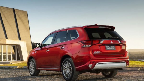 Това е една от само двете марки на нашия пазар, които всъщност могат да се похвалят с по-добри резултати през 2020, отколкото през 2019 (макар и само с три автомобила повече). Най-продаваните модели са Outlander (59 бройки), Eclipse Cross (57) и пикапът L200 (26). 
