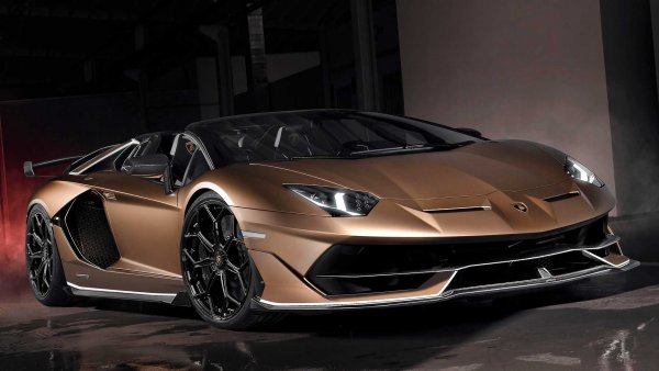 Да, няма грешка - тази кола е гледана повече от милиард пъти в YouTube. Тя се е превърнала в икона и е една от последните с V12 двигател, който е напълно чист, тъй като няма турбо или хибридна система. Хората явно си пазат по "чистите" машини и затова не е изненада, е резултатът на Aventador е два пъти по-висок от този на следващия в класирането.