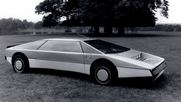 Какво мислите за Aston Martin Bulldog? Знаете ли този прототип? Ами, през 1980 г. той щеше да се превърне в модел за производство с ограничено издание от 25 бройки ... докато високите производствени разходи не пресякоха пътя му като черна котка. Височина? Само 1,09 метра.
