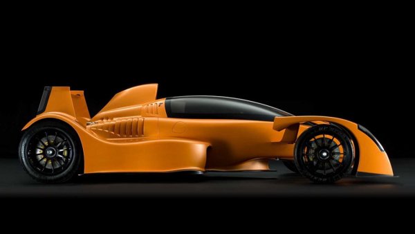 Със своите едва 1,08 метра този британски двуместен модел, вдъхновен от болидите във Формула 1, има доста по-поразителни качества от ниския си ръст. Например, 3,6-литровият V8 двигател с мощност 580 коня за тежащия едва 550 кг автомобил. Не е чудно, че ускорява до 100 км/ч за 2,5 сек.