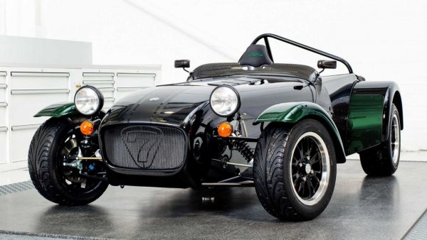Класика сред ниските автомобили. Caterham Sevenе е задължителен за този списък, като се има предвид, че едва надвишава 1 метър. В този случай е избрана специална серия, посветена на пилота от Формула 1 Камуи Кобаяши. Но гамата от версии и двигатели е толкова голяма, че оставяме на всеки сам да си избере ...