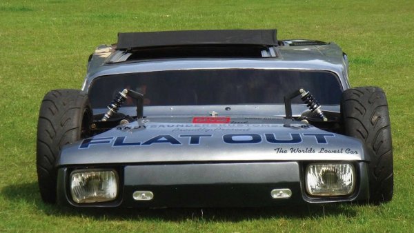 Гледайки снимката ... наистина ли е необходимо да се обяснява нещо за включването на този модел в списъка? Едва ли, но фактите са си факти - този луд автомобил е висок само 53 сантиметра и допреди няколко години наистина беше най-ниската кола в света.