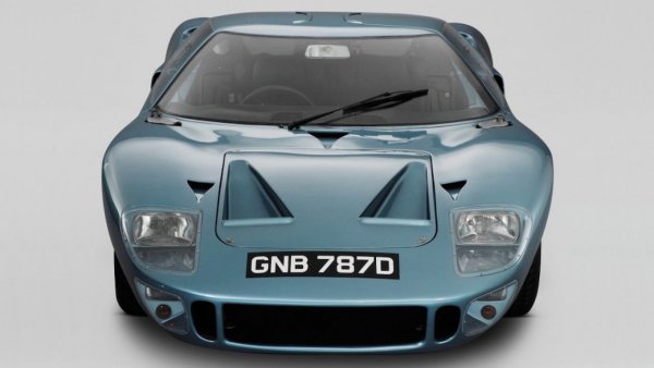 Ако има модел, познат в световен мащаб благодарение на ниския си ръст, това е Ford GT40. Името му показва 40-те инча (1,01 м) височина. Отвъд прочутите  състезателни версии, четирикратни шампиони в "24-те часа на Льо Ман", той имаше и няколко улични. Като 31 бройки Mark I, които сега се продават за луди пари по търговете.