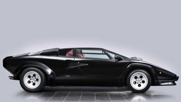 Освен че е един от най-красивите и разпознаваеми спортни автомобили на всички времена, Countach би бил и стилна машина, когато става дума за преминаване под бариерите. Причината? Висок е едва 106 сантиметра ...