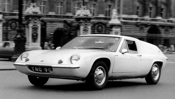 Това купе-шутинг брейк, която "живя" между 60-те и 70-те години, се промуши в този списък благодарение на височината си от 1,06 метра. В зависимост от избрания двигател - Renault и Ford, той развиваше между 63 и 113 к.с.