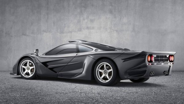 От последната еволюция на вече легендарния F1, познат като GTR Longtail, през 1997 г. McLaren хомологизира три улични бройки. Отвъд несравнимата стойност на този суперавтомобил е фактът, че той има височина от едва 1,20 м, което е малко по-висока цифра от останалите коли в този списък заради горния въздухозаборник.