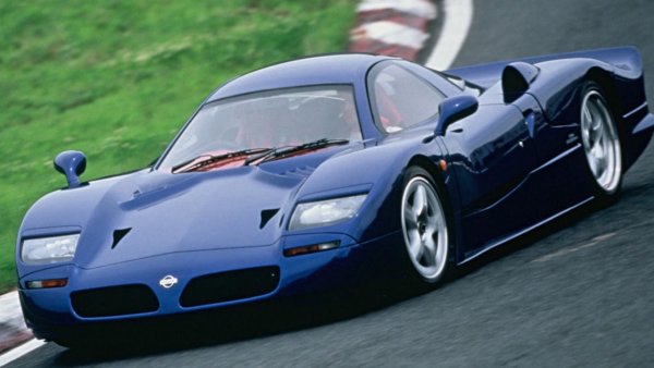 Nissan направи улична версия на модела, с който смяташе да щурмува трона в "24-те часа на Льо Ман" в края на 90-те. Така се роди Nissan R390 Road Car - модел с 3,5-литров V8 битурбо двигател и мощност от 560 коня, който в момента е изложен в музея в Япония. Моделът е висок едва 1,14 метра.