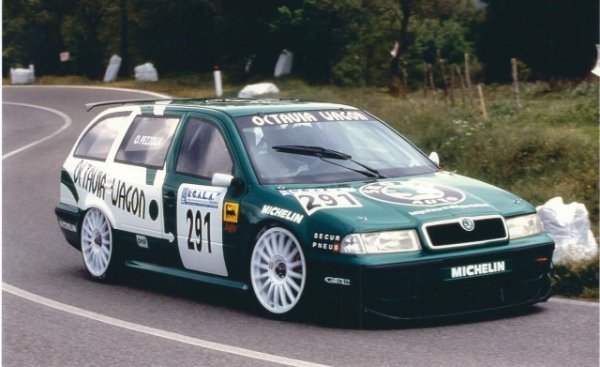 Най-известните подвизи на Skoda в моторните спортове са на рали сцената, но производителят и преди се е пробвал в други форми на състезания. През 1999 италианската дилърска мрежа на производителя реши да се рекламира, като построи автомобил за Италианския планински шампионат &ndash; и моделът, който избра, беше Octavia Estate.

Според Touring Car Times, на практика това е бил автомобил Audi A4 Super Touring с купе на Octavia Estate отгоре. Почти всички части идват от Audi-то, включително високооборотният четирицилиндров двигател с 310 к.с., а цялата кола е тежала едва 870 кг. Това, съвсем очаквано, създаде ефективен пакет и ревящата Skoda доминира в шампионата през 1999 и 2000.

