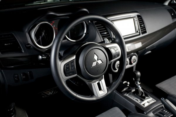 Чрез облицованият в кожа, спортен, мултифункционален волан могат да се управляват системата AWC (круиз контрол) и  аудио системата с вградено bluetooth handsfree.  