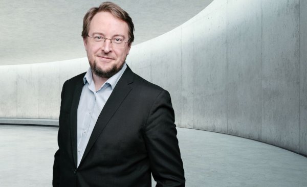 "Ефектът е смесен. Има сериозен риск автомобилът да се превърне в луксозна стока, и търсенето на нови коли да намалее. Но в същото време поскъпването насочва към Dacia нови клиенти, които преди са купували по-престижни марки. 
Така Dacia може всъщност да стане много добра опция за хората, които не искат да плащат повече, отколкото са плащали преди. Тези хора харесват онова, което правим, и факта, че покриваме всичките им основни нужди. Така че въпросът ви има два отговора. От една страна, поскъпването не е хубаво неща. От друга, Dacia печели нови клиенти. Пазарният ни дял в Европа се увеличава, имахме 6.2 процента в края на август. Ако броим само частните клиенти, делът ни е вече 7.5 процента. Това е рекорд за нас и сме доволни от резултатите. Но бихме искали пазарът като цяло да е по-голям, да се продават повече автомобили". 
   
НА СНИМКАТА: Ксавие Мартине, старши вицепрезидент на Dacia за маркетинг и продажби
