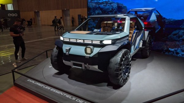 "Това е добър въпрос. Към електрификацията можем да добавим регламента GSR2, който прави много електронни системи задължителни, можем да добавим също инфлацията при суровините и логистиката. Цените на колите наистина се повишиха твърде много. Някои хора вече ги смятат за луксозни стоки. Нашата роля в Dacia си остава да се фокусираме само върху най-важното. Така и така имате смартфон с голям екран в джоба си. Трябва ли ви тогава друг екран в колата? Затова ние предлагаме и версии без дисплей, с удобни варианти да ползвате телефона си и да го управлявате от волана. С такива решения можем да поддържаме достъпността си. Вероятно няма да успеем да компенсираме цялото поскъпване. Но се стремим да го ограничим, колкото е възможно". 
   
НА СНИМКАТА: Концептуалната Dacia Manifesto
