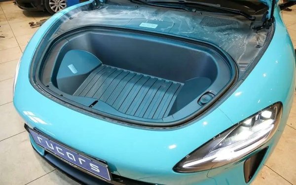 Основният заден багажник е с обем 517 литра. Отпред има и допълнително отделение, типично за електрически автомобили с вместимост 105 литра (под него има пакет от два радиатора).
