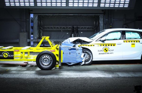 Хечбекът Audi A3 също получава 5 звезди от Euro NCAP, като защитата на възрастните в колата е с оценена с 89%. Безопасността на децата е 81%, а на другите участници в движението - 68%. Работата на асистентите на водача е оценена на 73%.

При този модел датчиците на използваните за изпитанията манекени отчитат опасност от получаване на травми в гърдите и колената при удар в движещо се препятствие. Пешеходците и велосипедистите пък може да пострадат от контакт с челното стъкло и предните стойки.