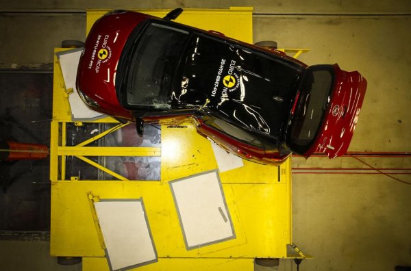 От седемте участника най-зле се справи новият Hyundai i10, на който Euro NCAP присъди 3 звезди. При корейския модел най-висока оценка е за защита на малките пасажери - 75%, като се отчита висок риск от травми при удар отзад и отстрани.