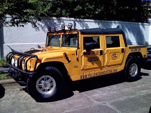 Таксито Hummer H1 не превозва пътници в някоя гореща (имай предвид с военни действия) точка на планетата. Този гигант "работи" в град Хюстън, щата Тексас. Което не е изненада, защото огромните всъдеходи се ползват с голяма почит там.