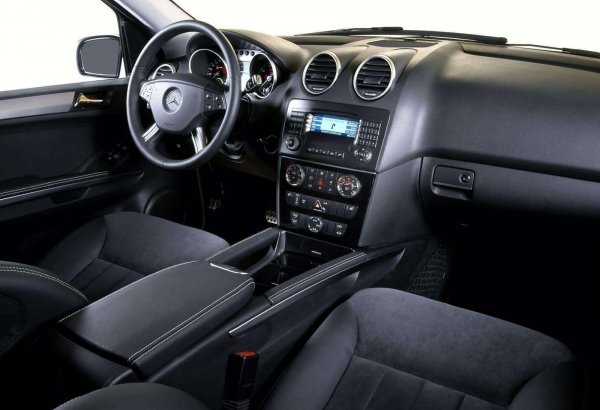 Солиден и удобен &ndash; така може да бъде описан най-лесно интериора на M-Class. Материалите са от високо качество, а седалките са ергономични. Комфортът е от най-високо ниво, единствено трябва време, за да се свикне с лоста за превключване на скоростите. Предните седалки предлагат голям брой настройки в различни посоки, а на задния ред спокойно се побират трима възрастни.

В случая проблемът е, че става въпрос за по-стара кола, при която се появяват дефекти при електронните блокове и сензорите, така че с течение на времето някои от системите излизат от строя. Електрическите кабели също изгниват и трябва да бъдат подменени.