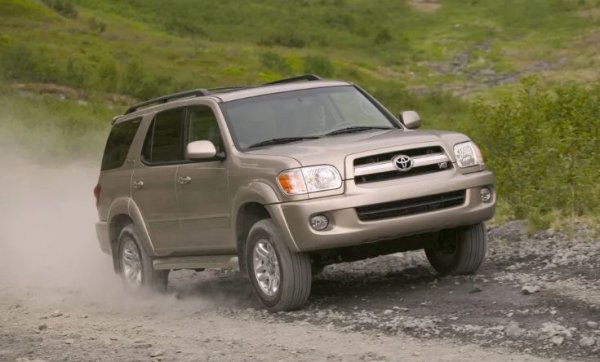 Sequoia е по-малко известната сестра на Land Cruiser, но също е толкова способно превозно средство, създадено да изминава безпроблемно големи разстояния. Toyota представи Sequoia в началото на хилядолетието като по-голям SUV вариант, осигуряващ всички офроуд възможности и мощност на Land Cruiser, но с повече пространство и по-добра способност за теглене и превоз на товари. Настоящото поколение е може би най-добрият семеен SUV на пазара в момента, но моделът от първата генерация, произвеждан до 2007 г., все още е известен като най-издръжливият от всички.