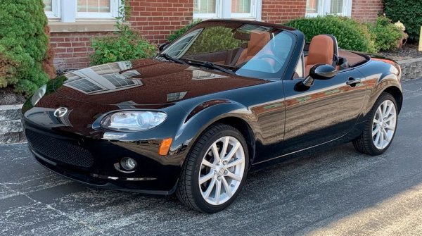 Вероятно не сте очаквали да видите спортна кола в този списък, но истинските любители на скоростите ще знаят, че Mazda MX-5 Miata е много надеждна машина. Това важи и за четирите покоения на модела, които освен вълнуващо изживяване при шофиране, предлагат и висока надеждност. Най-високи оценки получава автомобилът от 2007 г., при който шансът за изминаване на 200 000 мили е най-голям.