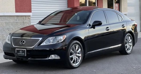 Много от автомобилите, представени досега, са идеалните &bdquo;работни коне&ldquo;, но Lexus LS е от друга порода. Той е съперник на моделите на BMW и Mercedes, като популярността му се дължи на плавното и комфортно возене, както и на луксозните функции, които предлага. Четвъртата генерация на японския седан, произвеждана между 2007 и 2014 г., е от много висока класа, благодарение на висококачествената си изработка и здрава конструкция. 