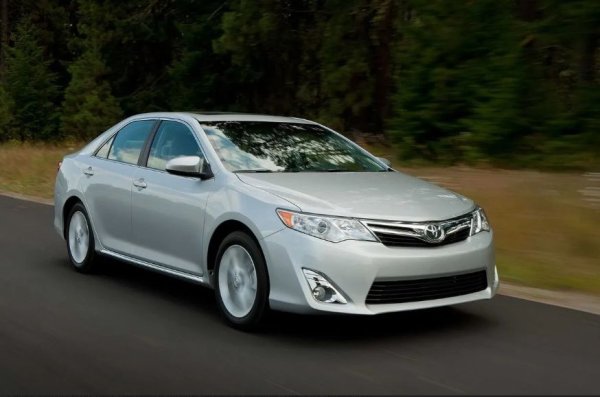Третата и последна Toyota в списъка е Camry, която постоянно е един от най-продаваните седани в Америка. Тя си е спечелила репутация на отлична семейна кола с висока надеждност и практичност. Още от излизането на първото поколение през 1982 г. Camry осигурява комфорт и безпроблемно шофиране, съчетани с нисък разход на гориво. А когато става дума за здравина и надеждност, най-добрият вариант е 7-ото поколение на модела