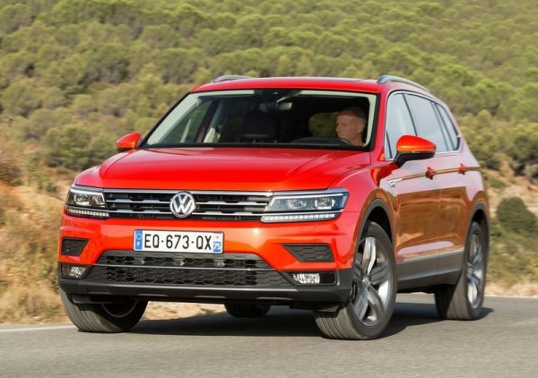 Взимате обикновения Volkswagen Tiguan, добавяте още малко място и две допълнителни седалки, и ето че вече си имате. Tiguan Allspace. Неговият висококачествен интериор и подвижни седалки са впечатляващи, а освен това се управлява добре.