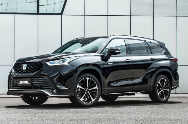 На някои пазари Toyota вече продава хибрдния офроуд-модел Crown Kluger, който обаче няма нищо общо с легендарния седан. Всъщност, кросоувърът е аналог на модела Highlander, предлаган на потребителите в Китай.
