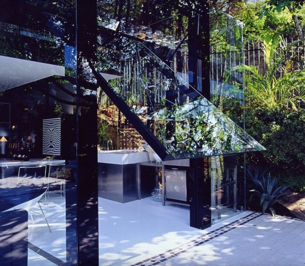 Съвременен гараж от Брунете Фракароли, съчетаващ атрактивна визия и максимална функционалност по уникален начин