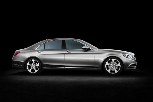 Mercedes S-Class дебютира в Хамбург