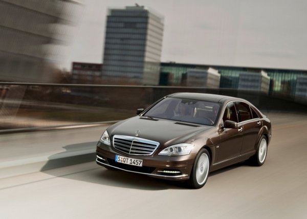 <p>Най-добрите коли за 2012, според CarBuyer<br /><br /><strong>Най-добър луксозен автомобил - Mercedes S-Class</strong></p>