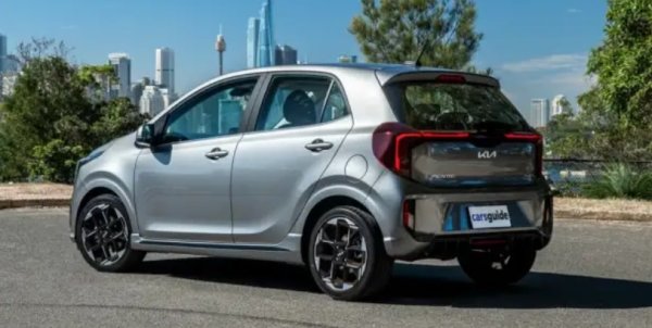 Имаше много по-стара кола в тази категория, но Fiat 500 (2008 година) се пенсионира  официално в края на 2024 г. Picanto не е в топовете на най-продаваните коли, но все пак е достатъчно популярна и благодарение на ниската си цена.

Малките коли редовно се задържат наоколо за по-дълго време. Ниската им цена означава малки маржове за производителите и търговците на автомобили. Въпреки това суперминито беше тотално обновено в началото на миналата година. Сега корейската кола е доста актуална, когато става дума за техника и дизайн на кабината. 
