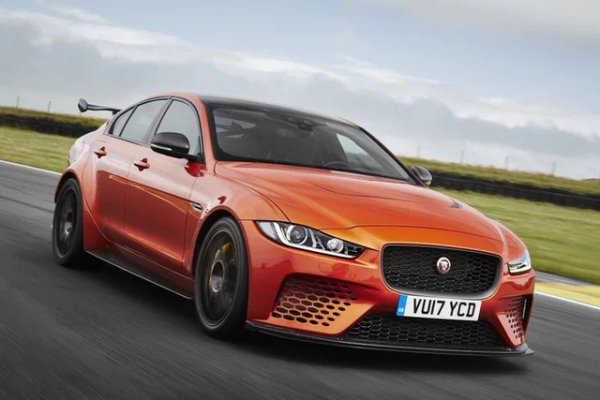 XE SV Project 8 далеч не е просто "по-бърз Jaguar". Отделът Special Vehicle Operations (SVO) на практика преработва целия автомобил, за да създаде лимитиран пистов звяр, маскиран като седан с четири врати.

Автомобилът разполага с 5.0-литров V8 със суперчарджър, 8-степенен автоматик и задвижване на четирите колела. Благодарение на екстремната аеродинамика, карбон-керамичните спирачки и модифицираната каросерия, Project 8 се изстрелва до 100 км/ч за около 3.3 секунди и достига максимална скорост от 321 км/ч. С тираж от едва 300 бройки, това е един от най-редките и брутални серийни автомобили в историята на Jaguar.

