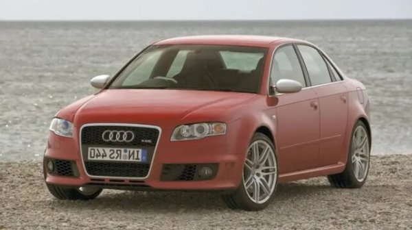 Audi вече си бяха изградили име с бруталните RS4 комбита, но генерацията B7 промени правилата, като предложи пълна гама: седан, Avant и кабриолет. За първи път феновете на марката можеха да имат компактно RS с четири врати и класически багажник.

Сърцето на машината е атмосферен 4.2-литров V8, съчетан с 6-степенна ръчна кутия и легендарното задвижване quattro. Двигателят обожава високите обороти, звучи фантастично и прави колата много по-остра и пъргава в завоите от предишните RS модели. Фактът, че външността ѝ остава сдържана, я прави още по-привлекателна.
